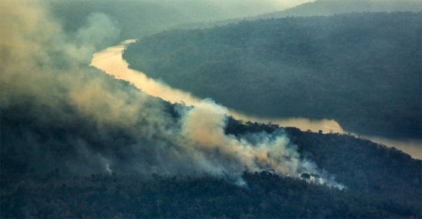 Depois de 35 dias, o incêndio que tomou uma área de 220 mil hectares da reserva indígena de Arariboia, no município de Arame, no Maranhão, foi controlado; pelo menos 90% do fogo foi extinto e 10% está controlado na área de 450 mil hectares; quem informa é o diretor de proteção ambiental do Ibama, Luciano Evaristo. Segundo ele, apesar da extensa área afetada, o grupo isolado de índios Awá-Guajá não foi atingido; no local, vivem 12 mil Guajajaras e cerca de 80 índios isolados