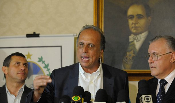 A avaliação é do governador do Rio, Luiz Fernando Pezão, em referência à lei que modifica a indexação das dívidas dos Estados e municípios com a União regulamentada pela presidente Dilma Rousseff; segundo o chefe do executivo fluminense, "mais de 90% dos 27 Estados e quase todos os prefeitos das capitais ansiavam por isso há muitos anos"; "Acredito que os novos indexadores vão melhorar a receita corrente líquida dos Estados, do estoque da dívida e também dar mais capacidade de endividamento para os estados", disse ele, em nota oficial