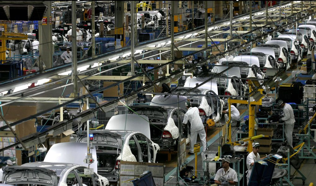 A General Motors suspendeu o segundo turno de trabalho da sua fábrica de São Caetano do Sul, na região do ABC Paulista, até março de 2016 e anunciou a suspensão temporária do contrato de trabalho de mais 1.600 empregados no mesmo período; segundo a montadora, a medida foi necessária para adequar a produção à queda de demanda do mercado; "Trata-se de uma medida extremada, dura, mas é a mais factível para evitar a demissão", disse presidente do Sindicato