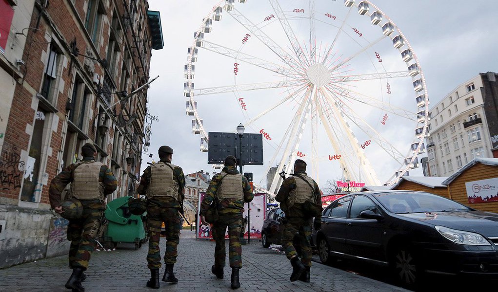 A polícia belga prendeu seis pessoas durante buscas em casas em Bruxelas nesta quinta-feira, parte de uma investigação sobre uma suposta conspiração para realizar um ataque na capital na véspera do Ano Novo. Na quarta-feira, as autoridades cancelaram a tradicional queima de fogos da véspera de Ano Novo na capital, citando o medo de um ataque de militantes