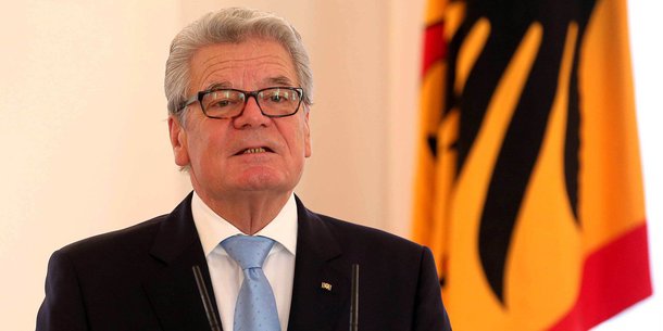 Presidente da Alemanha, Joachim Gauck, criticou os ataques racistas a centros de refugiados e exigiu um "debate aberto" sobre o acolhimento para os que pedem asilo; "Os incêndios provocados e os ataques a pessoas indefesas [nesses centros de refugiados] merecem a nossa repulsa e devem ser castigados", afirmou