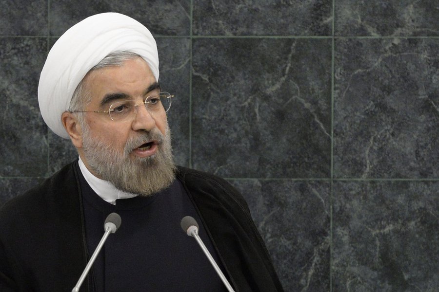 Presidente do Irã, Hassan Rouhani, disse que os muçulmanos precisam melhorar a imagem de sua religião, que vem sendo manchada pelos episódios de violência de grupos extremistas como o Estado Islâmico; "Nossa maior tarefa hoje é corrigir a imagem do Islã na opinião pública mundial", afirmou; "Será que alguma vez pensamos que, ao invés de inimigos, um grupo, embora pequeno, dentro do mundo islâmico, usando a linguagem do Islã, iria apresentá-lo como uma religião de violência, açoitamentos, extorsão e injustiça?", questionou