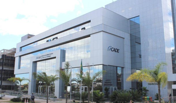 O Conselho Administrativo de Defesa Econômica (Cade) vai investigar indícios de condutas anticompetitivas por parte dos Correios; a Superintendência-Geral do órgão considerou que determinadas condutas específicas por parte da empresa configuram indícios de condutas anticompetitivas vedadas pela Lei de Defesa da Concorrência; com a instauração do processo administrativo, após apresentação da defesa dos Correios, a superintendência emitirá parecer opinando pela condenação ou pelo arquivamento do processo; o caso será julgado pelo Tribunal do Cade