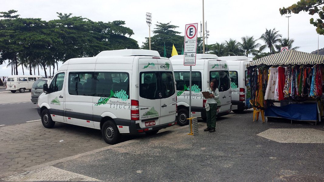 O Consórcio Paineiras-Corcovado, responsável pelo serviço de vans que leva visitantes ao monumento do Cristo Redentor, inaugurou uma nova estrutura para receber os passageiros em Copacabana, na zona sul do Rio; o novo espaço funcionará no mesmo local onde os visitantes já embarcavam anteriormente, na Praça do Lido; a diferença é que agora terá uma sala de espera climatizada para atendimento preferencial e monitores com informações sobre tempo de espera para embarque