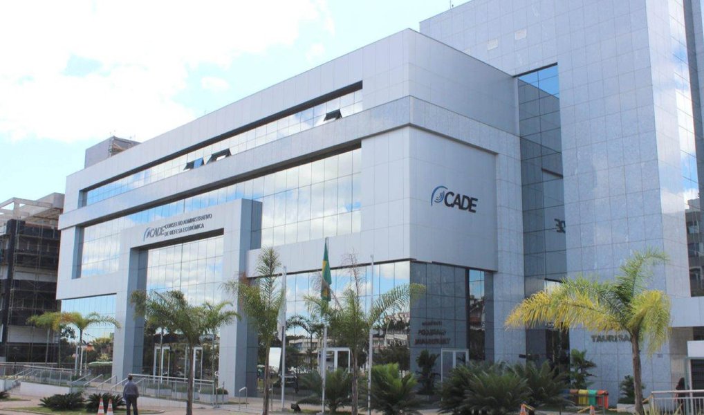 O Conselho Administrativo de Defesa Econômica (Cade) vai investigar indícios de condutas anticompetitivas por parte dos Correios; a Superintendência-Geral do órgão considerou que determinadas condutas específicas por parte da empresa configuram indícios de condutas anticompetitivas vedadas pela Lei de Defesa da Concorrência; com a instauração do processo administrativo, após apresentação da defesa dos Correios, a superintendência emitirá parecer opinando pela condenação ou pelo arquivamento do processo; o caso será julgado pelo Tribunal do Cade