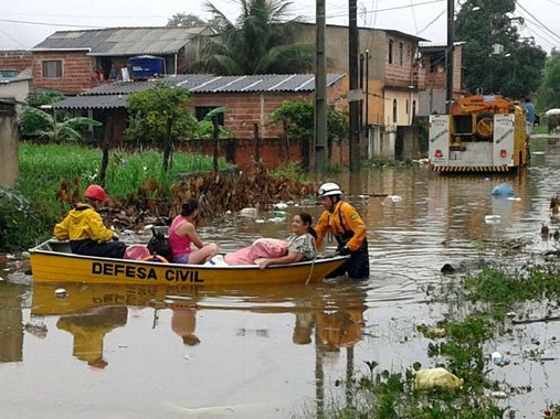 Não foram registradas ocorrências graves devido á chuva que caiu ontem, mas pequenos deslizamentos nos bairros Frade, Sertãozinho, Santa Rita, onde foram instalados pontos de apoio para os moradores; no Parque Mambucaba, local mais afetado, o Rio Mambucaba transbordou e 27 pessoas estão abrigadas na Escola Municipal Frei Bernardo, divisa com Paraty; segundo a Defesa Civil, a maioria foi para casa de parentes, ou era turista e deixou a cidade