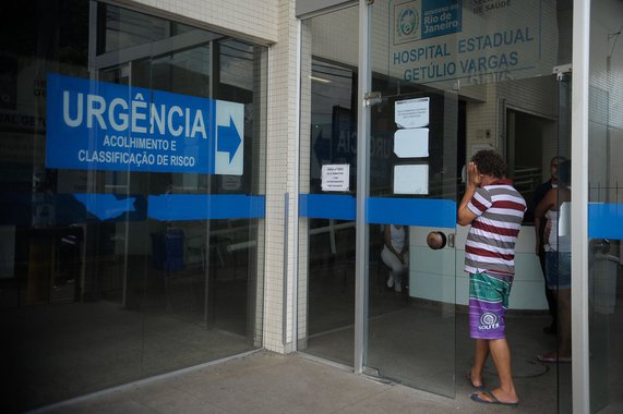 Três dias após a decretação do estado de emergência e do recebimento de ajuda dos governos federal e municipal, os dez hospitais da rede estadual localizados na capital e na região metropolitana do Rio de Janeiro têm funcionamento normal neste sábado; de acordo com boletim divulgado nesta tarde pela Secretaria de Saúde, todos os pacientes que necessitam dos setores de urgência e emergência desses hospitais estão sendo atendidos, considerando a classificação de risco dos casos mais graves para os de menor gravidade