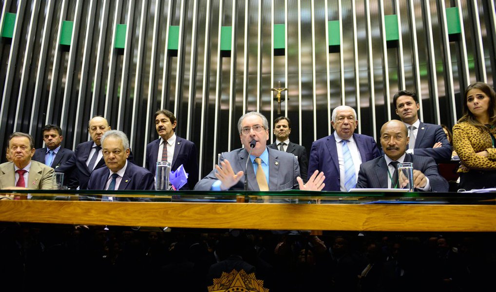 O presidente da Câmara, Eduardo Cunha (PMDB-RJ) vai enviar ao Conselho de Ética da Câmara outros processos de cassação, além do dele; segundo aliados, o objetivo é dispersar as atenções do seu caso, que começa a tramitar na próxima terça (3) na comissão; ele liberou nesta quarta (28), as representações do PC do B contra os deputados Alberto Fraga (DEM-DF) e Roberto Freire (PPS-SP); Cunha ainda pretende acelerar outros processos de cassação que foram feitos por cidadãos comuns