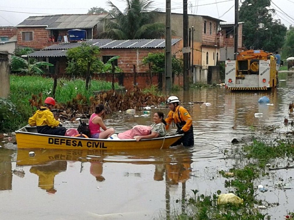 Não foram registradas ocorrências graves devido á chuva que caiu ontem, mas pequenos deslizamentos nos bairros Frade, Sertãozinho, Santa Rita, onde foram instalados pontos de apoio para os moradores; no Parque Mambucaba, local mais afetado, o Rio Mambucaba transbordou e 27 pessoas estão abrigadas na Escola Municipal Frei Bernardo, divisa com Paraty; segundo a Defesa Civil, a maioria foi para casa de parentes, ou era turista e deixou a cidade