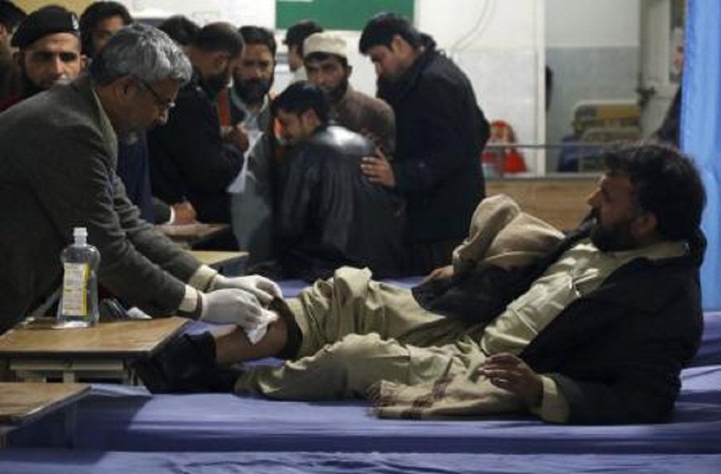 Homem recebendo auxílio médico após explosão em escritório do governo no Paquistão. 29/12/2015 REUTERS/Khuram Parvez