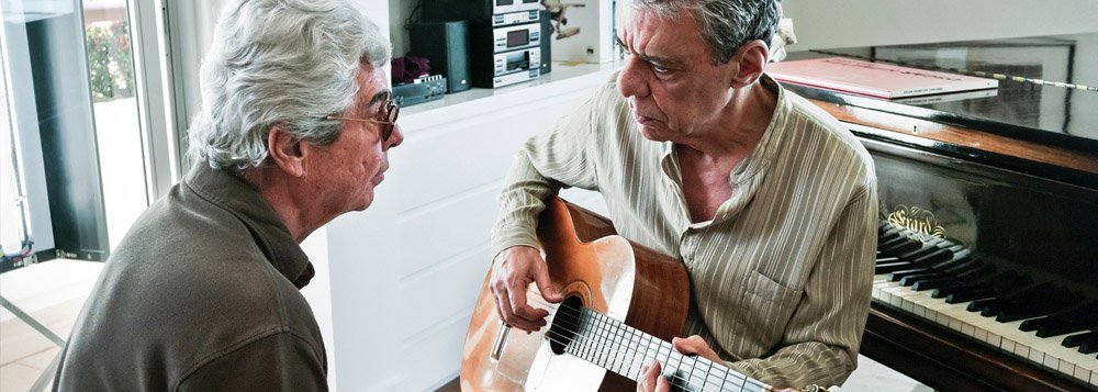 Lançado em novembro, o documentário "Chico: artista brasileiro" foi o segundo documentário com maior faturamento nos cinemas nacionais e o terceiro em público em 2015; o filme de Miguel Faria Junior sobre a vida e obra do cantor e compositor foi visto por 67 mil pessoas e faturou R$ 1 milhão; mais um sucesso de Chico Buarque, que recentemente foi alvo de comportamento fascista no Rio 