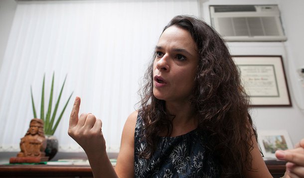 Advogada Janaína Paschoal, que formulou junto com Hélio Bicudo e Miguel Reale Júnior o pedido de impeachment da presidente Dilma Rousseff, afirmou que o Supremo Tribunal Federal "invadiu os poderes do Legislativo", ao decidir barrar o rito do processo estabelecido por Eduardo Cunha (PMDB-RJ); "Todo o esforço que a Câmara tiver neste processo para reunir os votos e fazer os procedimentos não vale nada porque quem vai decidir se vai processar ou não, se vai afastar ou não, é o Senado", afirmou; para Miguel Reale, STF fez "ativismo de altíssimo grau"
 