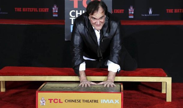 Um tempestade torrencial não foi capaz de deter o diretor Quentin Tarantino, que deixou as marcas de suas mãos e pés no cimento do histórico Teatro Chinês, em Hollywood; "Eu quis colocar minhas mãos é pés no pátio do Teatro Chinês bem antes de eu sequer ter uma carreira, então isso é algo que eu quis fazer por toda minha vida", disse o diretor