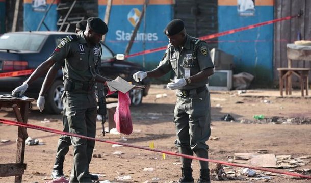 Pelo menos 30 pessoas morreram nesta segunda-feira na cidade nigeriana de Madagali, no estado de Adamawa, em um duplo atentado cometido por duas mulheres-bomba em um mercado local, segundo informações de voluntários civis que apoiam o Exército na luta contra o grupo terrorista Boko Haram; o mercado em que as duas mulheres, que levavam os explosivos presos aos corpos, cometeram o atentado fica próximo de uma rodoviária e é muito frequentado