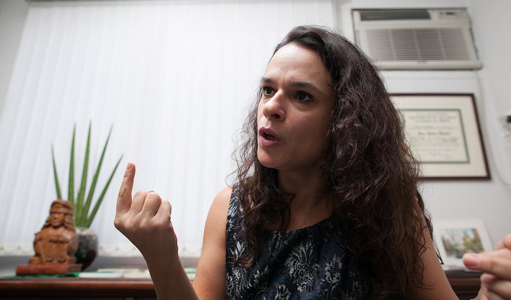 Advogada Janaína Paschoal, que formulou junto com Hélio Bicudo e Miguel Reale Júnior o pedido de impeachment da presidente Dilma Rousseff, afirmou que o Supremo Tribunal Federal "invadiu os poderes do Legislativo", ao decidir barrar o rito do processo estabelecido por Eduardo Cunha (PMDB-RJ); "Todo o esforço que a Câmara tiver neste processo para reunir os votos e fazer os procedimentos não vale nada porque quem vai decidir se vai processar ou não, se vai afastar ou não, é o Senado", afirmou; para Miguel Reale, STF fez "ativismo de altíssimo grau"
 