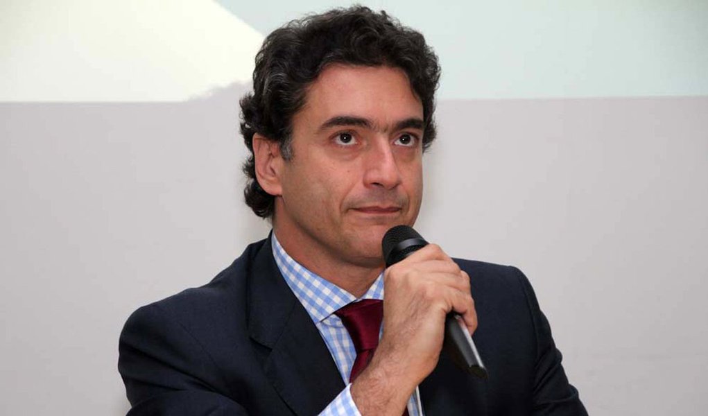 Ele atualmente está em La Paz, na Bolívia, mas já foi assessor de imprensa para a área internacional durante o governo Lula; o último porta-voz que Dilma teve foi Thomaz Traumann, que depois assumiu a Secom