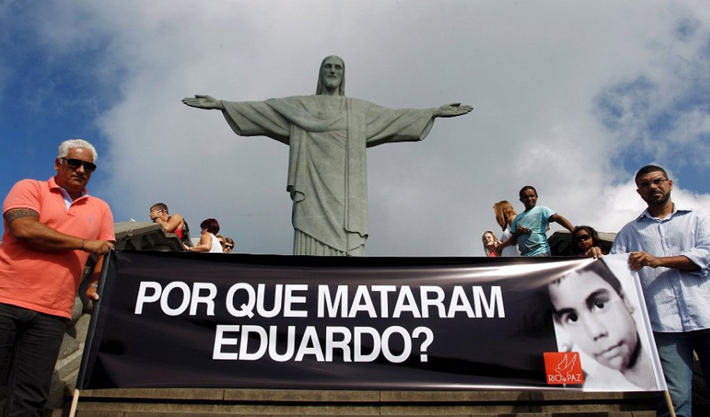 O resultado do inquérito sobre o assassinato do menino Eduardo Pereira de Jesus Ferreira, de 10 anos, no dia 2 de abril deste ano, no Complexo do Alemão, inconformou toda a família do jovem; para a mãe dele, Terezinha Maria de Jesus, o resultado está “errado e todo mal feito”; Terezinha disse que vai pedir uma nova investigação, com a devida punição aos policiais militares envolvidos na morte de seu filho, assassinado com um tiro de fuzil na cabeça, disparado por um dos militares; eles teriam trocado tiros com traficantes da região e um tiro disparado por um policial atingiu a criança, que morreu na hora