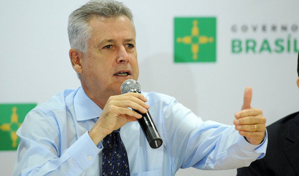 Na reforma administrativa do governo de Rodrigo Rollemberg, 11 secretarias serão fundidas e reduzidas a cinco. Essa é a segunda redução de pastas feita por Rollemberg este ano; “Essas fusões também têm o propósito de garantir a plena recuperação da capacidade de investimento de Brasília”, disse o governador; ele também pretende cortar cargos em comissão, mas disse que fará a redução dessas despesas gradualmente