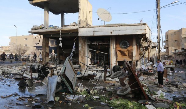 Ataques aéreos que teriam sido realizados por aviões de guerra russos mataram dezenas de pessoas no centro da cidade de Idlib, controlada pelos rebeldes, no noroeste da Síria, neste domingo (20); pelo menos seis ataques atingiram um mercado movimentado no centro da cidade, vários prédios do governo e áreas residenciais; equipes de resgate disseram que tinham confirmado 43 mortes, mas que, pelo menos, mais 30 corpos foram recuperados que ainda precisavam de ser identificados