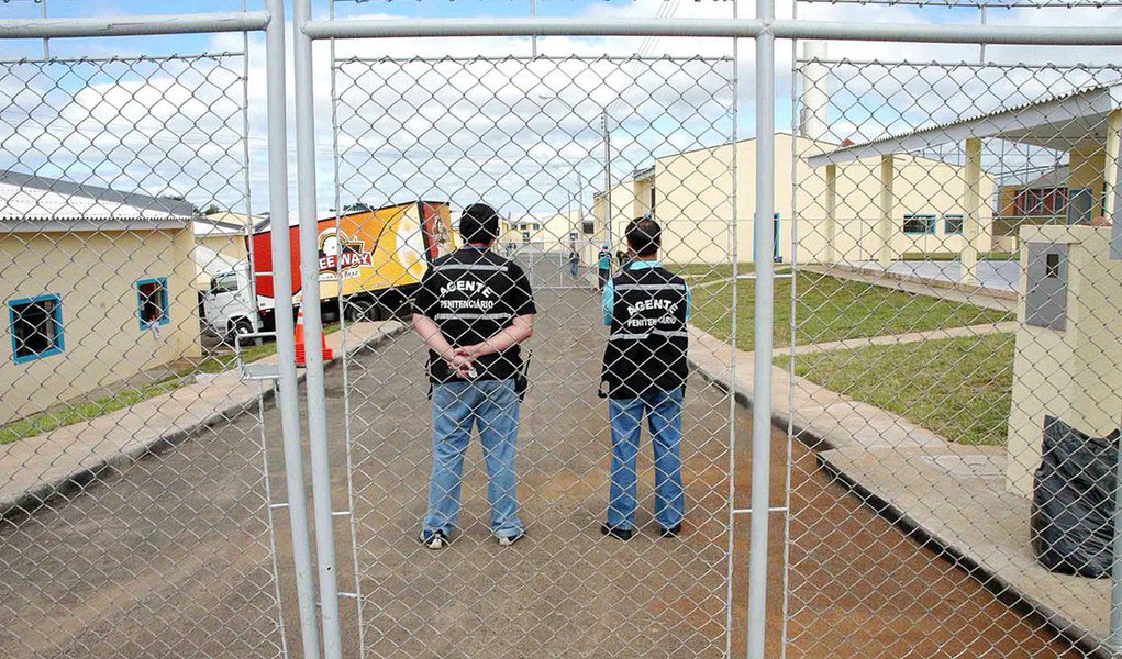 A Vara de Execuções Penais do Rio de Janeiro (VEP) trava judicial com juízes corregedores de três presídios federais para impedir o retorno ao estado de 19 presos ao estado considerado detentos de alta periculosidade; o STJ é o órgão que julgará os conflitos de competência abertos pelo titular da VEP, o juiz Eduardo Oberg; com 76 encarcerados, o Rio de Janeiro lidera a lista de estados que recorrem aos presídios federais de segurança máxima