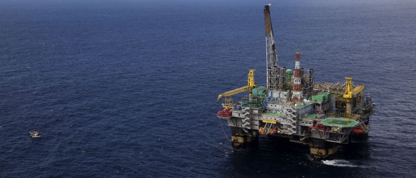 Petrobras anunciou que dois testes de formação realizados no poço Carcará Norte, no prospecto de Carcará, no pré-sal da Bacia de Santos, "comprovaram alta produtividade dos reservatórios"; "Estima-se que o potencial de produção do poço seja equivalente aos resultados alcançados pelos melhores poços produtores do pré-sal da Bacia de Santos", informou a estatal