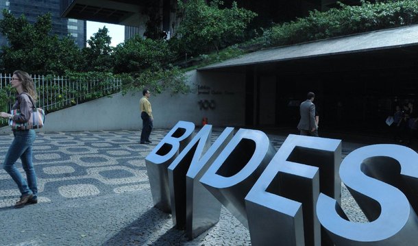 Portaria do Ministério da Fazenda elimina carência de 24 meses para pagamento de juros no âmbito do Programa de Sustentação do Investimento (PSI); pagamentos de subsídios e subvenções econômicas passam a ser devidos pela União no primeiro dia após a apuração dos valores a serem pagos; mudança atende a uma determinação do Tribunal de Contas da União; PSI foi criado em 2009 para estimular a competitividade da indústria brasileira