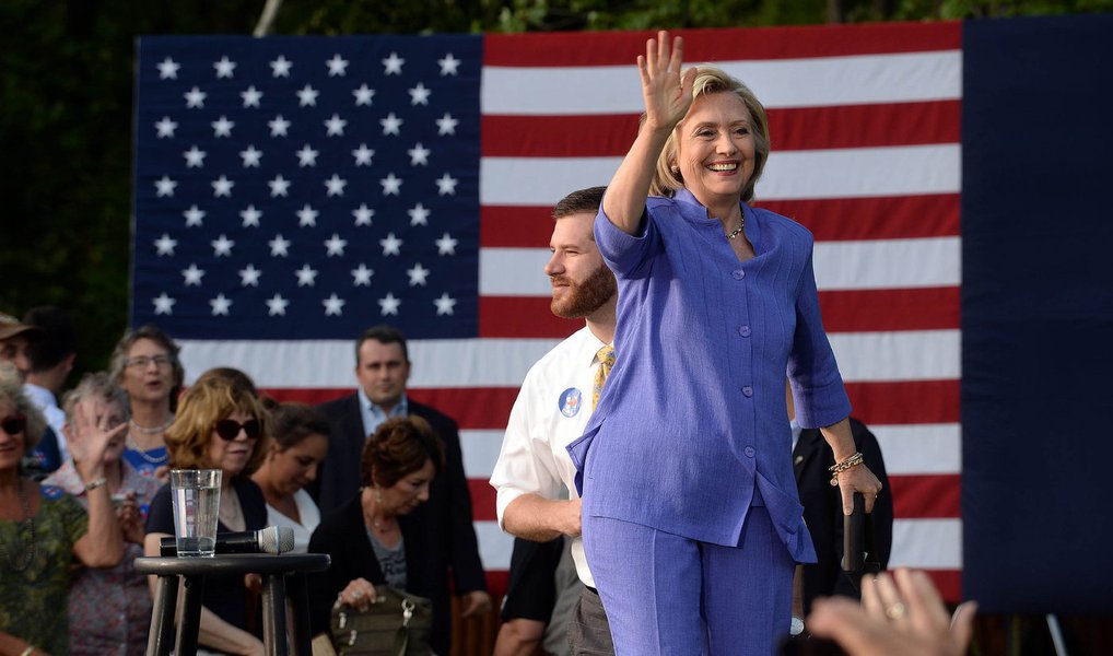 Pré-candidata democrata à Presidência dos Estados Unidos arrecadou US$ 55 milhões nos últimos três meses de 2015, informou sua equipe nesta sexta-feira, 1º; "No início da campanha, Hillary Clinton estabeleceu uma meta de 100 milhões de dólares em contribuições primárias para 2015 e superou esse objetivo, levantando mais de 112 milhões de dólares em dinheiro primário para o ano", disse a campanha em comunicado