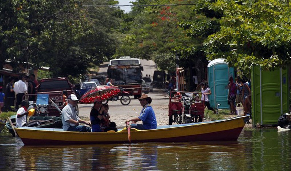 Mais de 100.000 pessoas tiveram que ser retiradas de suas casas nas áreas da fronteira entre Paraguai, Uruguai, Brasil e Argentina por causa de enchentes, após fortes chuvas de verão trazidas pelo El Niño, afirmaram autoridades neste sábado; no país mais afetado, o Paraguai, por volta de 90.000 pessoas na área em volta da capital Assunção tiveram que ser retiradas, disse o serviço municipal de emergência; muitos são de famílias pobres vivendo em condições de habitação precárias ao longo das margens do rio Paraguai