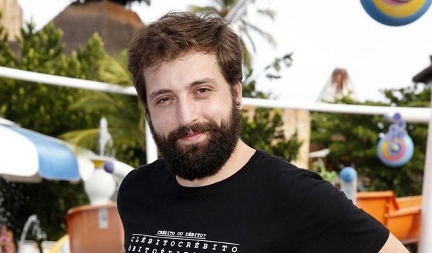 Humorista Gregório Duvivier também explica porque as minorias estão pouco representadas no Congresso: “Uma rápida pesquisa revela que eleger um deputado custa, em média, R$ 6 milhões. Uma rápida pesquisa revela que quem tem R$ 6 milhões no Brasil é homem branco hétero velho empresário. O Congresso brasileiro não é a cara do Brasil. Ele é a cara da elite do Brasil. Não é o povo brasileiro que é conservador. É o dinheiro brasileiro que é conservador”