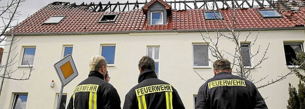 Ministro do Interior alemão, Thomas de Maizière, disse que o país já registra 90 ataques xenófobos contra centros de acolhimento para refugiados ao longo de 2015; Maizère disse estar preocupado pelo "radical aumento de agressões xenófobas contra os requerentes de asilo"; ele destacou que dois terços dos suspeitos pelos ataques são "cidadãos da região, que até ao momento não tinham cometido qualquer delito"; "É uma vergonha para a Alemanha", disse