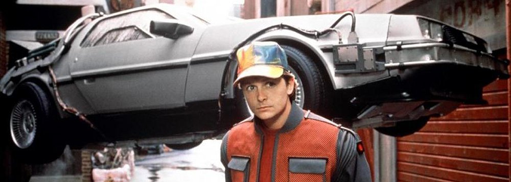Em novembro de 1989, Marty McFly e Doc Brown chegaram ao futuro no segundo filme da trilogia De Volta para o Futuro; foram projetados para o dia 21 de outubro de 2015; entre as “apostas” da dupla não cumpridas estão carros voadores, uso de lixo como combustível e placas com códigos de barras; eles chegaram perto, no entanto, no uso de impressão digital para pagamentos