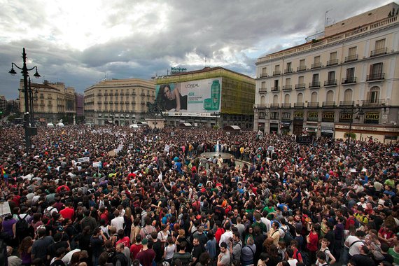 Pesquisa aponta que 63,2% dos espanhóis são a favor da formação de um governo de coalizão; apenas 30,8% dos pesquisados defenderam um novo pleito, enquanto 27% preferem que o conservador Mariano Rajoy inicie um novo mandato como chefe de governo; resultado das eleições de 20 de dezembro, dividiu maioria dos assentos do Congresso entre quatro partidos que terão a obrigação de se entender para formar um governo; caso isso não seja possível serão convocadas novas eleições