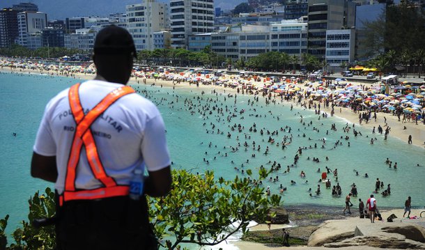 A Polícia Militar do Rio de Janeiro informou que mais de 700 policiais de diferentes batalhões trabalharão na orla do Rio durante o feriadão de Dia de Finados; parte da Operação Verão, a iniciativa, de acordo com a PM, tem por objetivo intensificar as revistas e abordagens em ônibus, de modo a reduzir a incidência de roubos e ações de vandalismo; nas praias, atuarão policiais do Batalhão de Policiamento em Grandes Eventos (BPGE), capacitados para trabalhar em aglomerações e com armamento não-letal e uso progressivo da força