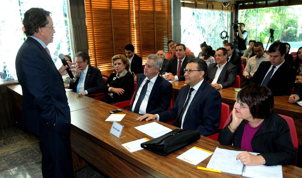 Governador do Distrito Federal, Rodrigo Rollemberg disse que o momento de crise também pode ser visto como oportunidade para que sejam revistos os modelos de desenvolvimento do Distrito Federal e de todo o País; "Não é sustentável ter uma cidade em que 81% do orçamento é destinado a pagar salários e benefícios para servidores públicos, como ocorre em Brasília", afirmou ele, durante evento promovido pela Fundação João Mangabeira, na capital federal