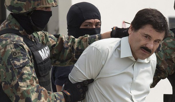 Autoridades do México transferiram o narcotraficante Joaquín El Chapo Guzmán para a prisão de alta segurança de Altiplano, de onde ele fugiu há seis meses; transferência foi feita horas depois do anúncio de sua captura, no estado de Sinaloa (Noroeste), pelo presidente Enrique Peña Nieto; "Um aspecto que permitiu precisar a sua localização foi a descoberta da intenção de Guzmán de fazer um filme biográfico, para a qual fez contato com atores e produtores", declarou a procuradora-geral do México, Arely Gomez