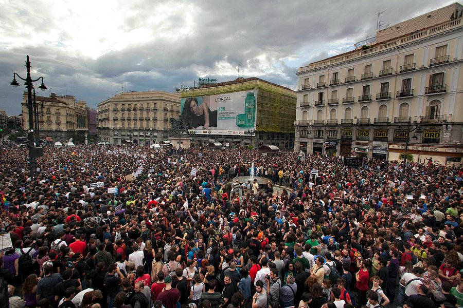 Pesquisa aponta que 63,2% dos espanhóis são a favor da formação de um governo de coalizão; apenas 30,8% dos pesquisados defenderam um novo pleito, enquanto 27% preferem que o conservador Mariano Rajoy inicie um novo mandato como chefe de governo; resultado das eleições de 20 de dezembro, dividiu maioria dos assentos do Congresso entre quatro partidos que terão a obrigação de se entender para formar um governo; caso isso não seja possível serão convocadas novas eleições