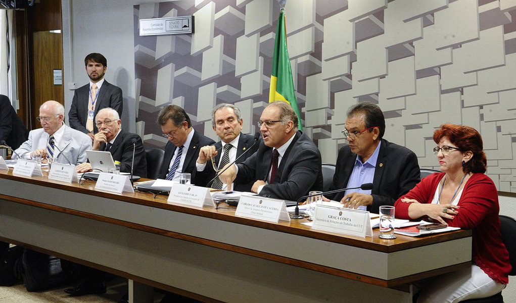 Comissão de Assuntos Econômicos (CAE) do Senado aprovou dois requerimentos de audiência pública sobre a continuidade das "pedaladas fiscais", as manobras contábeis atribuídas ao governo Dilma Rousseff em 2014, objetivo e debater a manutenção de atrasos nos repasses do governo federal aos bancos públicos em 2015, além de discutir a continuidade das irregularidades identificadas pelo Tribunal de Contas da União (TCU) ao longo deste exercício