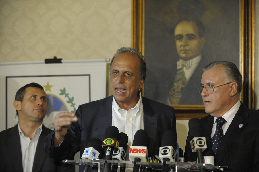 Governador do Rio de Janeiro, Luiz Fernando Pezão (PMDB), garantiu que os recursos necessários aos pagamentos de médicos e enfermeiros já está sendo repassado às Organizações Sociais de Saúde (OSS), que respondem pela administração dos hospitais no Estado; expectativa é que todos os pagamentos ejam regularizados até a próxima semana; "Os recursos não entram imediatamente na conta das pessoas. Mas já está começando hoje as OSS pagarem os enfermeiros, os médicos. A gente espera neste final de semana, e a partir da próxima semana, normalizar os pagamentos", disse