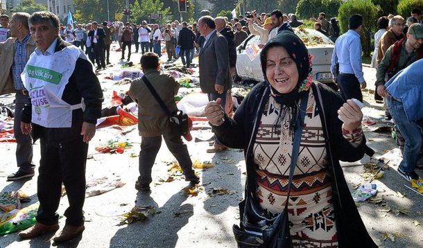 A tarde de sábado foi marcada por protestos em várias cidades turcas, com milhares de pessoas nas ruas acusando o governo de estar por trás do atentado que fez 95 mortos e mais de 200 feridos; neste domingo, a concentração em Ancara junto ao local do atentado foi atacada pela polícia com golpes de cassetetes e gás lacrimogêneo; organizações promotoras do protesto convocam agora uma greve geral para segunda e terça-feira