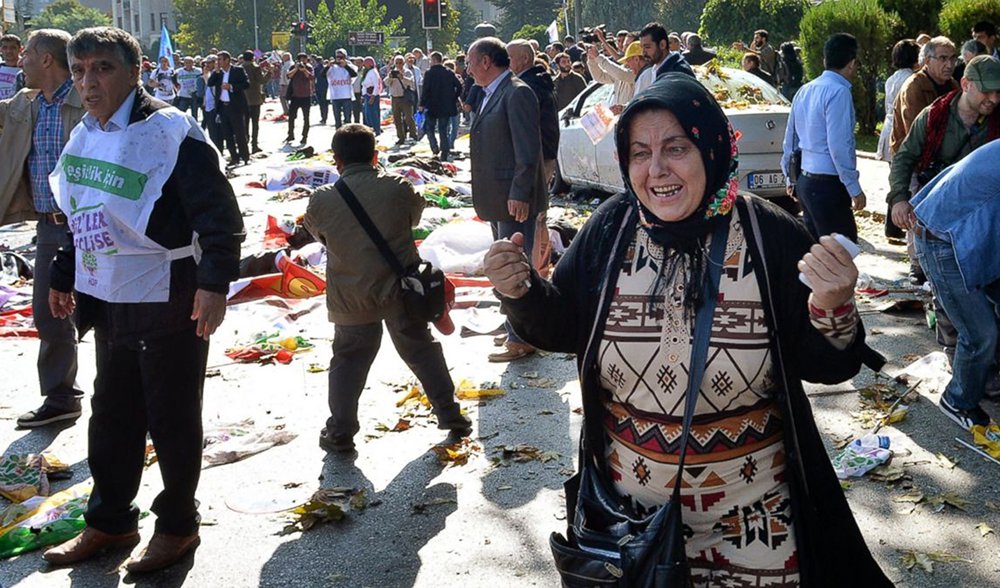 A tarde de sábado foi marcada por protestos em várias cidades turcas, com milhares de pessoas nas ruas acusando o governo de estar por trás do atentado que fez 95 mortos e mais de 200 feridos; neste domingo, a concentração em Ancara junto ao local do atentado foi atacada pela polícia com golpes de cassetetes e gás lacrimogêneo; organizações promotoras do protesto convocam agora uma greve geral para segunda e terça-feira