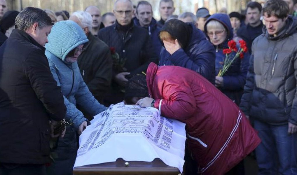 A Rússia começou a enterrar algumas das vítimas fatais do acidente aéreo registrado no Egito no último final de semana e que deixou 224 pessoas mortas; o grupo jihadista Estado Islâmico divulgou um comunicado afirmando ser o responsável pela queda da aeronave, o que pode repercutir negativamente sobre o forte apoio popular dos ataques aéreos russos na Síria caso as suspeitas sejam confirmadas