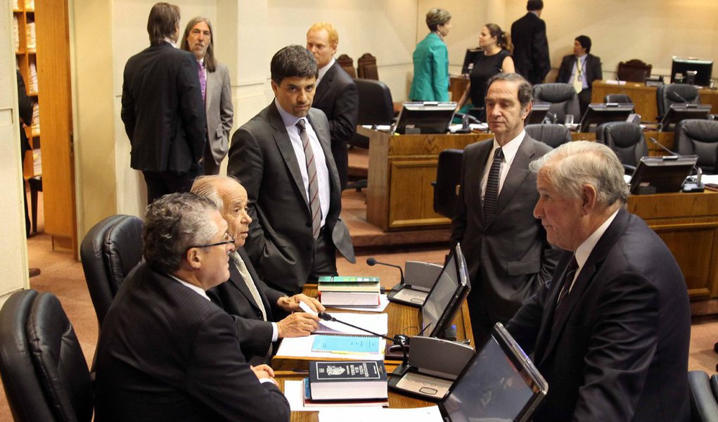 O Congresso chileno aprovou nesta quarta (23) a lei do ensino universitário gratuito a partir de 2016; a medida faz parte da ampla reforma da educação realizada pelo governo da presidente Michelle Bachelet; em um rápido trâmite no Senado e na Câmara dos Deputados, foi aprovada a lei que prevê o ensino gratuito nas universidades públicas e em universidades particulares que aderirem ao sistema passando a entidades sem fins lucrativos, com presença estudantil na direção e recebendo incentivos fiscais