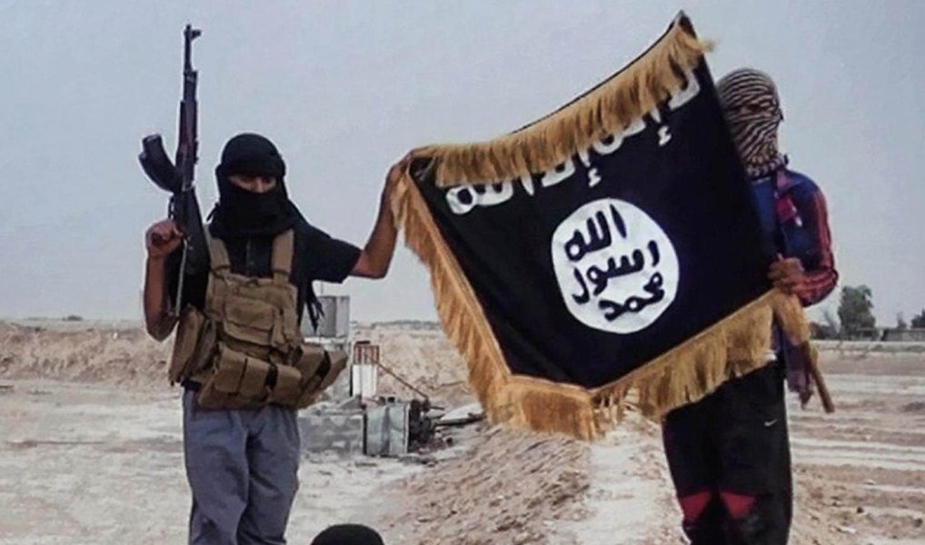 Jornalistas do diário sírio Ain Vatan foram executados por quatro militantes do Estado Islâmico na cidade turca de Urfa, perto da fronteira com a Síria; os jornalistas tinham criado uma página no Twitter onde publicavam informação sobre os crimes do Estado Islâmico em língua árabe e inglesa; a página tem mais de 30 mil seguidores; segundo uma fonte da agência russa Sputnik na Administração de Segurança turca, os militantes mataram os jornalistas por eles terem recebido secretamente informação sobre as ações da organização em Raqqa