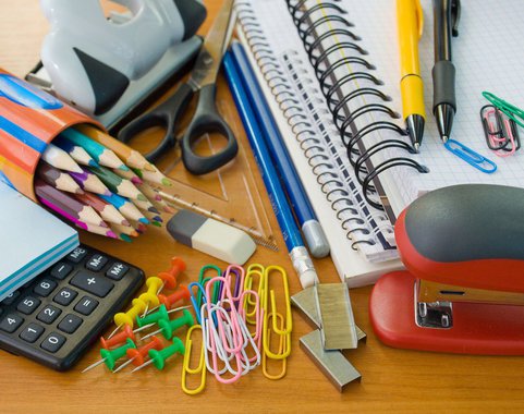 O Procon-MA pesquisou os preços de 153 itens que constam nas listas de materiais escolares nas papelarias e livrarias estudantis de São Luís; a pesquisa foi realizada entre 28 de dezembro de 2015 e 5 de janeiro de 2016, em 13 estabelecimentos comerciais da capital; a lista demonstra a variação de preços dos produtos com os menores, maiores e valores médios de venda; o maior percentual de variação de preços foi verificado na venda do "Apontador escolar, com depósito, um furo", da marca "Cis", que chega a variar 660,00%, vendido entre R$ 0,25 e R$ 1,90 (preço médio de R$ 1,00)