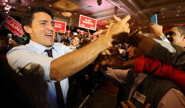 Justin Trudeau, filho do antigo primeiro-ministro Pierre Trudeau (1968 a 1979), vai liderar o governo, depois de o seu partido ter conseguido a maioria absoluta na nova Câmara dos Comuns, com 338 assentos parlamentares; "Canadenses de todo o país, enviaram uma mensagem nessa segunda-feira: é o momento da mudança, meus amigos, da verdadeira mudança", afirmou Trudeau, no discurso da vitória, em Montreal, onde mora e foi eleito