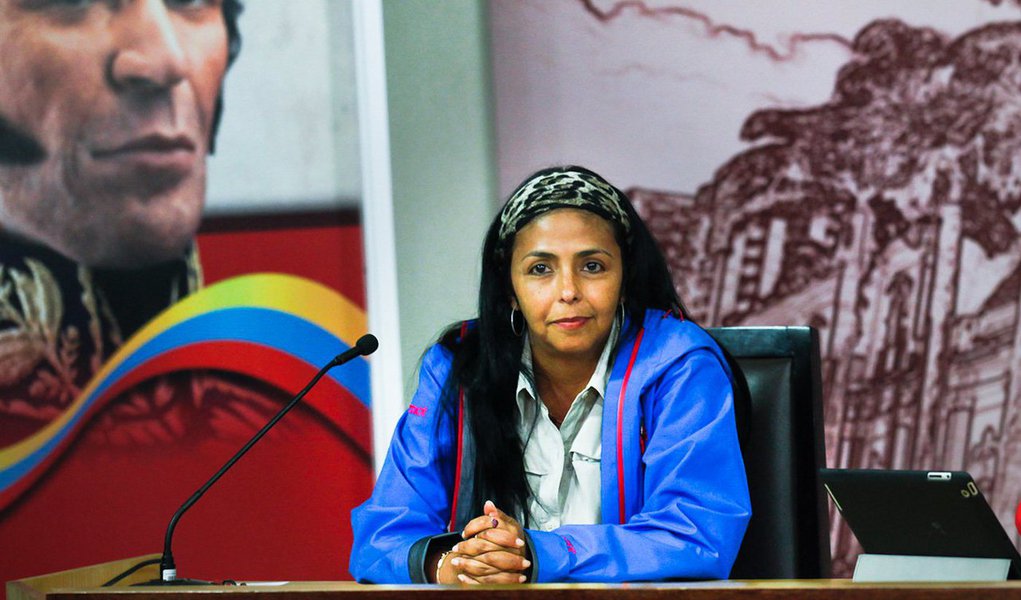 O governo venezuelano convocou uma reunião com os diplomatas estrangeiros acreditados no país para pedir respeito à legislação nacional e que não se intrometam na vida política do país; "Não lhes corresponde, não lhes compete", disse a ministra das Relações Exteriores, Delcy Rodríguez