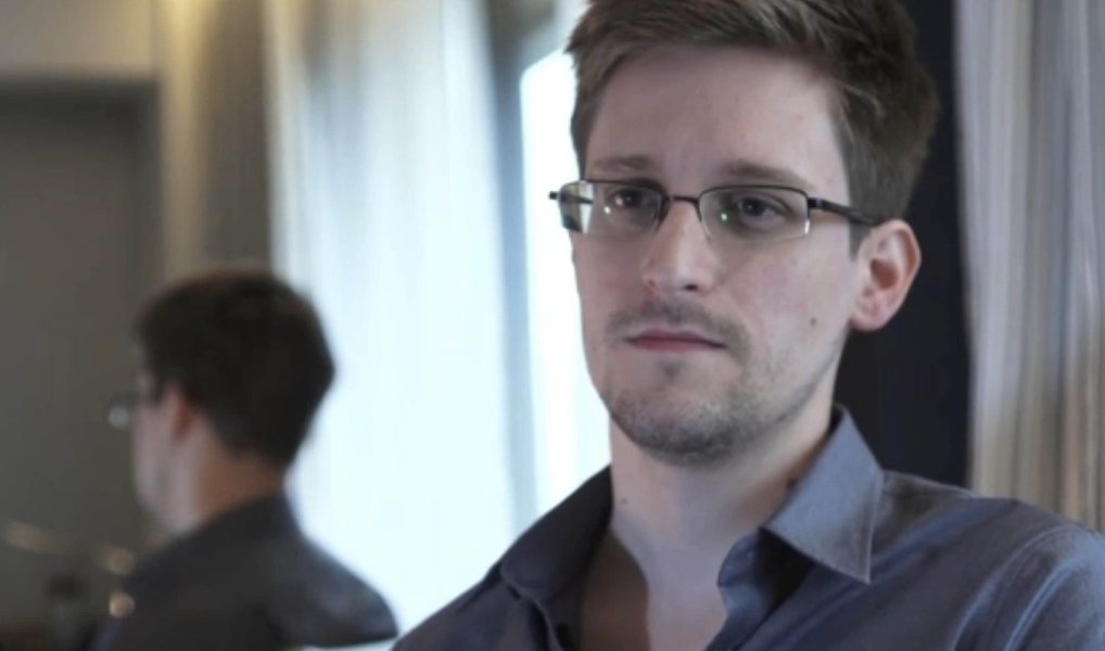 Conhecido pelas denúncias sobre a atuação dos serviços de segurança dos Estados Unidos, Edward Snowden considerou "extraordinário" o gesto de apoio do Parlamento Europeu, que pediu aos Estados membros da União Europeia que o acolham e lhe ofereçam proteção; segundo Snowden, o gesto não deve ser visto como "um golpe contra o governo dos EUA, mas uma mão aberta estendida por amigos, uma oportunidade para avançar"