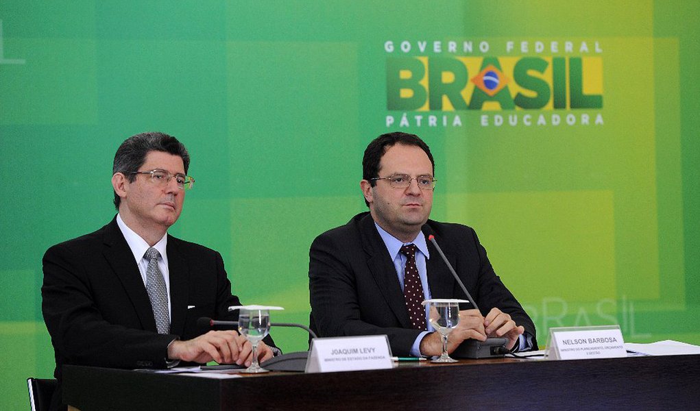 "O momento econômico do Brasil tem se mostrado desafiador, com um aprofundamento da deterioração da atividade econômica em consequência do acúmulo de incerteza e repercussões da queda do preço das commodities e da imperiosa necessidade de o setor público brasileiro realizar uma desalavancagem, após substancial expansão da dívida pública", disseram os Ministérios da Fazenda e do Planejamento, Joaquim Levy e Nelson Barbosa, em documento divulgado nesta terça-feira