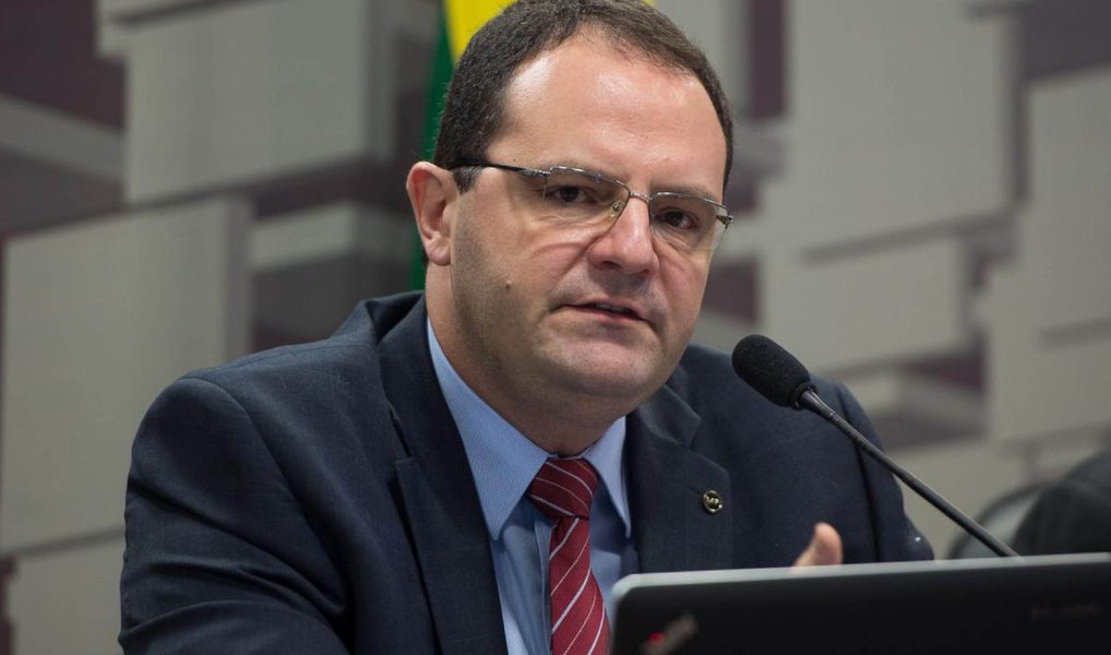 "O Banco Central tem toda autonomia para administrar a política monetária, especificamente a taxa de juros, na maneira adequada pra controlar a inflação. Sobre isso eu não tenho nenhum comentário a fazer", afirmou o ministro da Fazenda ao ser perguntado sobre uma eventual alta na Selic para contenção da inflação em meio ao cenário de retração econômica; Nelson Barbosa se reuniu hoje com o presidente do STF, Ricardo Lewandowski