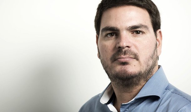 "A agonia da Abril fez mais uma vítima. Foi demitido o blogueiro Rodrigo Constantino, da Veja", informa o Diário do Centro do Mundo; "Deve-se esperar muitas outras nas próximas semanas. O clima na Abril assemelha-se, nestes dias, a um corredor da morte: você torce para não ser o próximo"